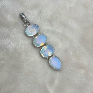 Woman’s Opalite pendant silver
